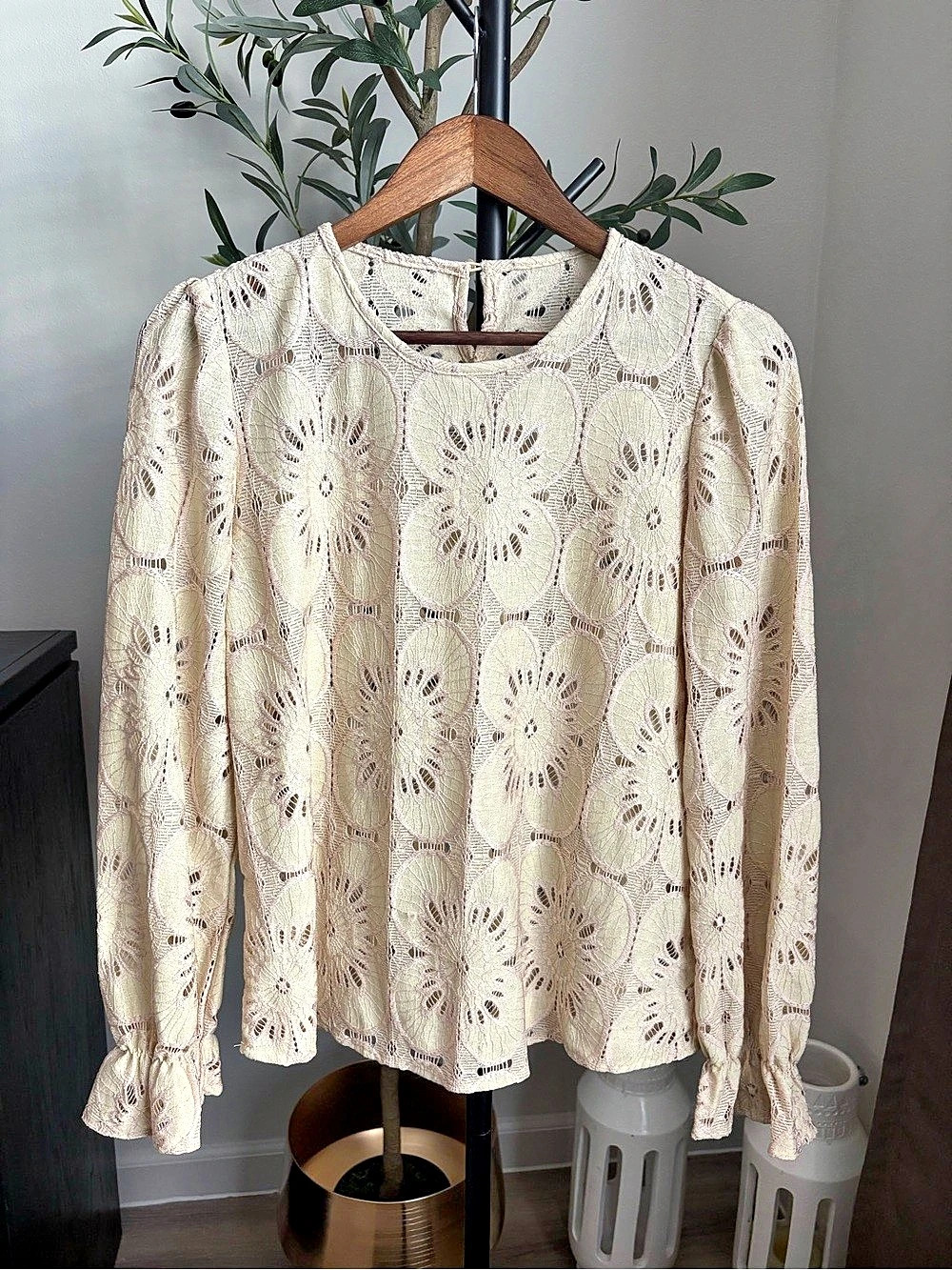 Floral Embroidered Blouse in Cream Like New